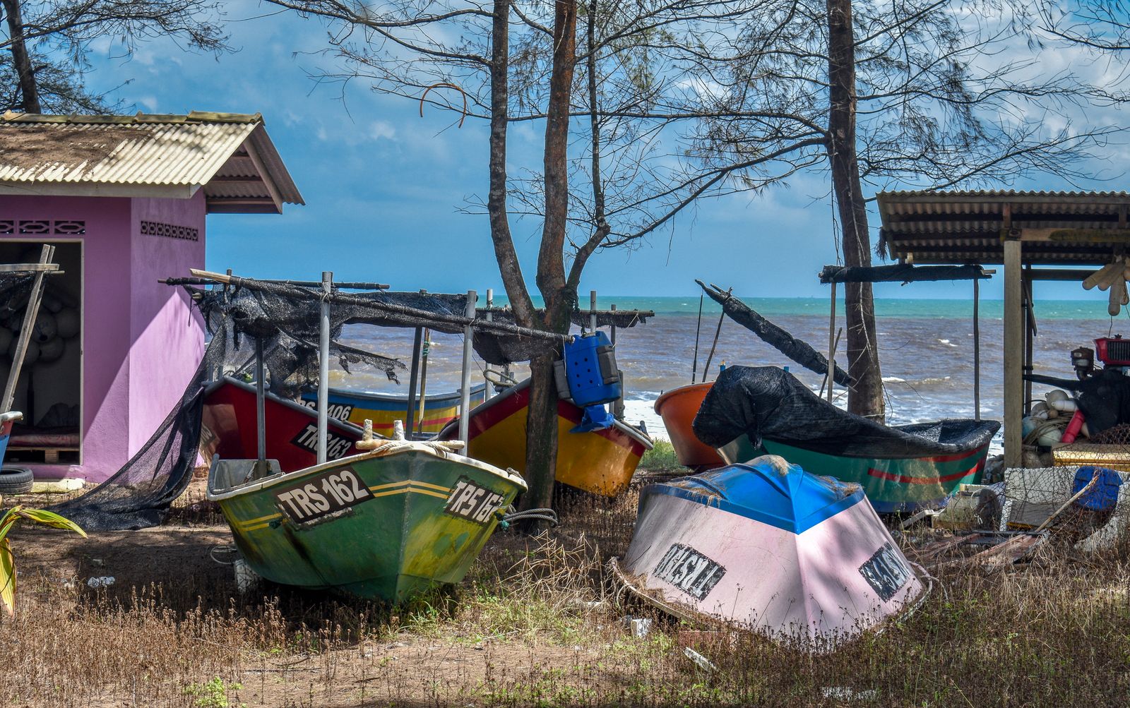 Barques de pêche colorées dans un petit port